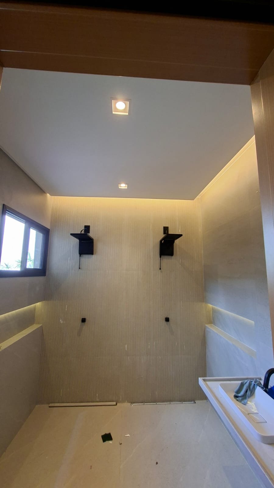 Iluminação de banheiro com spots embutidos